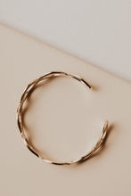 Load image into Gallery viewer, Gold Twist Cuff

